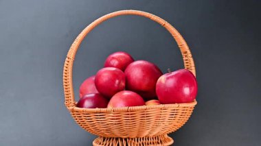 Kırmızı elma sepetinin videosu