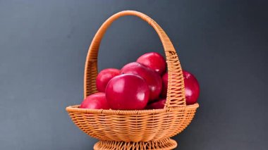 Kırmızı elma sepetinin videosu