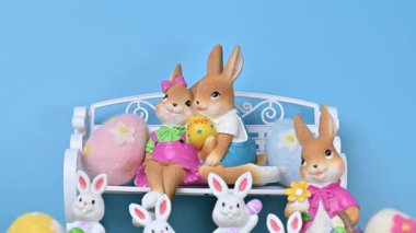 Yeşil çimlerin üzerinde yumurtaları olan tavşanların güzel bir Paskalya süslemesinin videosu..