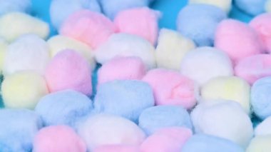 Renkli pamuk toplarının yakın çekim videosu