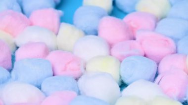 Renkli pamuk toplarının yakın çekim videosu