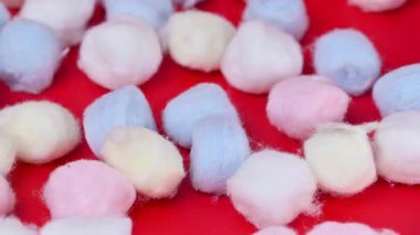 Renkli pamuk toplarının yakın çekim videosu