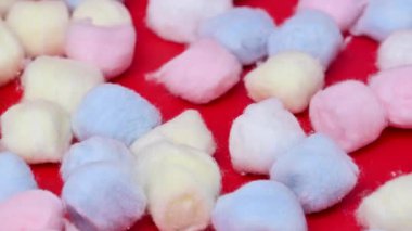 Renkli pamuk toplarının yakın çekim videosu