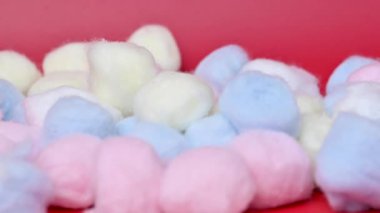 Renkli pamuk toplarının yakın çekim videosu