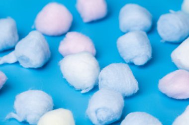 Mavi arkaplanda pamuk topları