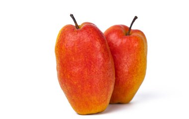 Beyaz bir arka planda izole edilmiş güzel olgun armut.