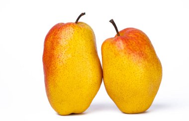 Beyaz bir arka planda izole edilmiş güzel olgun armut.