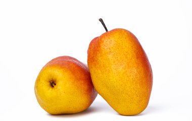 Beyaz bir arka planda izole edilmiş güzel olgun armut.