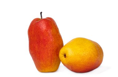 Beyaz bir arka planda izole edilmiş güzel olgun armut.