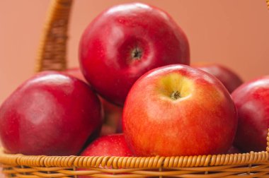 sepet kırmızı elmalar yakın çekim