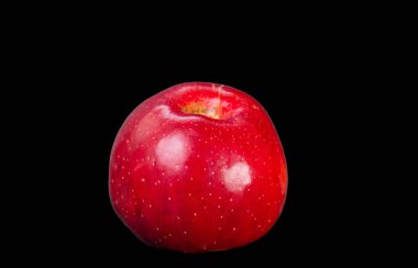  Siyah arkaplanda kırmızı elma