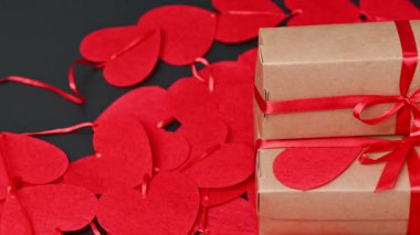 Kırmızı kalpli bir hediye kutusu videosu.