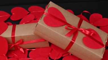 Kırmızı kalpli bir hediye kutusu videosu.