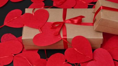 Kırmızı kalpli bir hediye kutusu videosu.