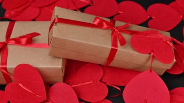 Kırmızı kalpli bir hediye kutusu videosu.