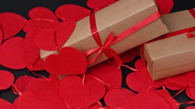 Kırmızı kalpli bir hediye kutusu videosu.