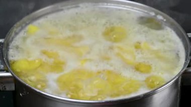 Bir tencerede haşlanmış patates videosu.