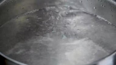 Bir tencerede su ısıtma videosu