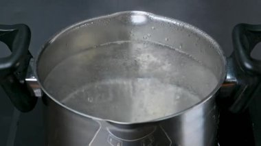 Bir tencerede su ısıtma videosu