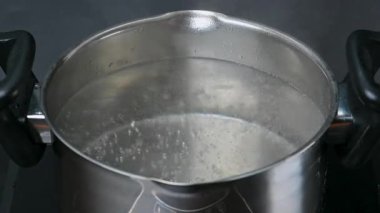 Bir tencerede su ısıtma videosu