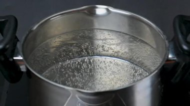 Bir tencerede su ısıtma videosu