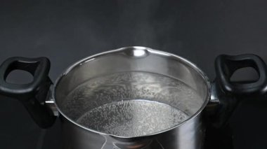 Bir tencerede su ısıtma videosu