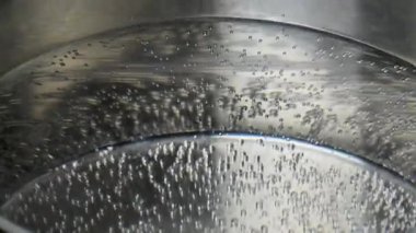 Bir tencerede su ısıtma videosu