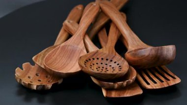 Siyah arka planda tahta kaşıklar ve spatula videoları.