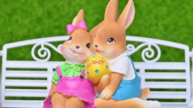 Tavşanlar ve yumurtalarla güzel bir Paskalya süslemesi.