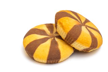 Beyaz arkaplanda kremalı çizgili kurabiyeler