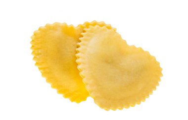 İtalyan mantısı beyaz arka planda izole edilmiş.