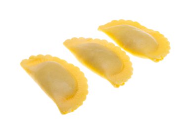 İtalyan mantısı beyaz arka planda izole edilmiş.