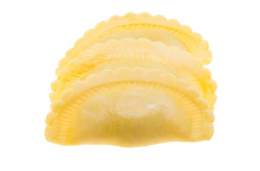 İtalyan mantısı beyaz arka planda izole edilmiş.