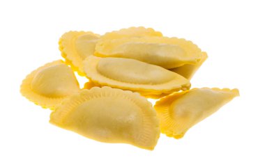 İtalyan mantısı beyaz arka planda izole edilmiş.