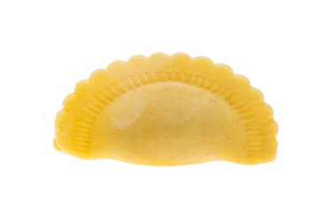 İtalyan mantısı beyaz arka planda izole edilmiş.