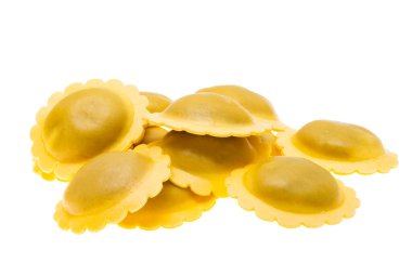 İtalyan mantısı beyaz arka planda izole edilmiş.