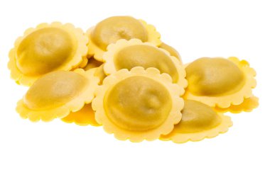 İtalyan mantısı beyaz arka planda izole edilmiş.