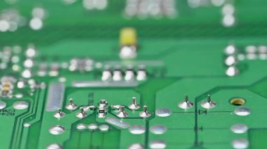 Bir elektrik devre kartının yakın çekim videosu