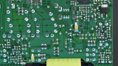 Bir elektrik devre kartının yakın çekim videosu