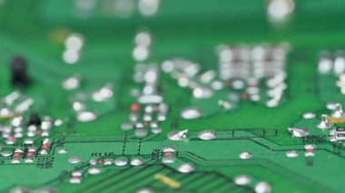 Bir elektrik devre kartının yakın çekim videosu