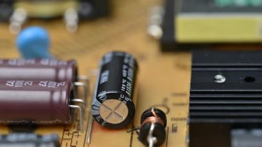 Bir elektrik devre kartının yakın çekim videosu
