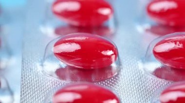 Kırmızı vitamin kapsüllerinin yakın çekim videosu