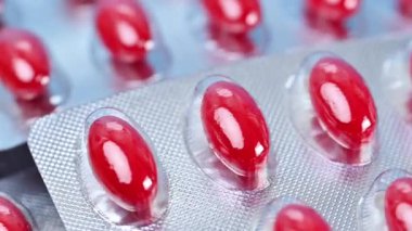 Kırmızı vitamin kapsüllerinin yakın çekim videosu
