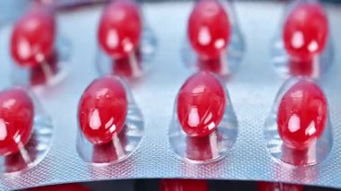 Kırmızı vitamin kapsüllerinin yakın çekim videosu