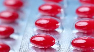Kırmızı vitamin kapsüllerinin yakın çekim videosu