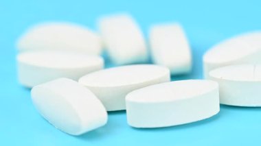 Mavi arka planda beyaz hapların videosu