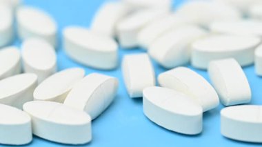 Mavi arka planda beyaz hapların videosu