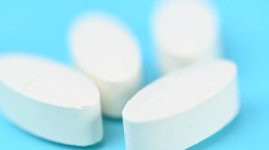 Mavi arka planda beyaz hapların videosu