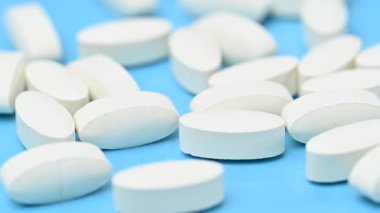 Mavi arka planda beyaz hapların videosu