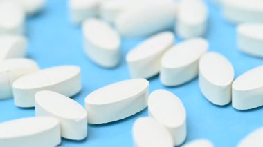 Mavi arka planda beyaz hapların videosu